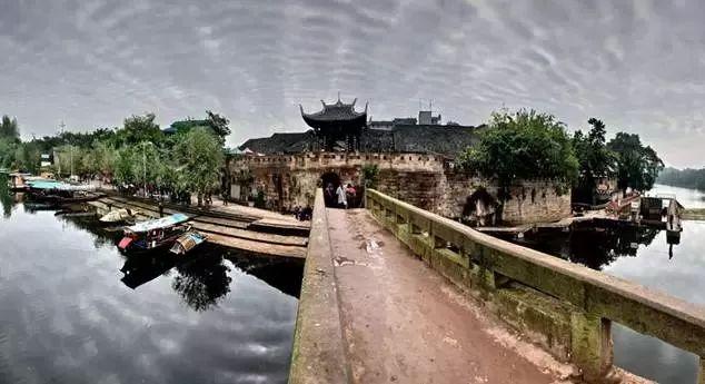 正品匡威能磨出噶几噶几的声音吗？